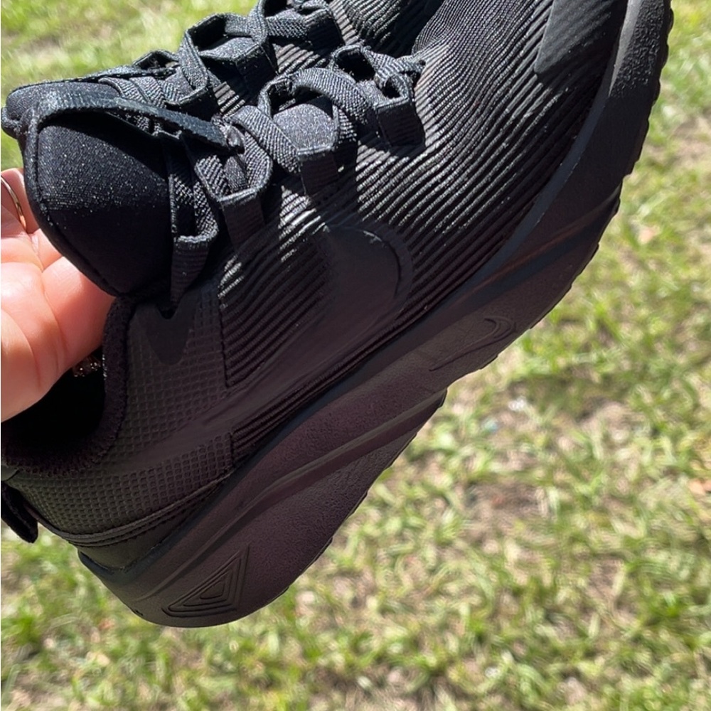 Nike little girls Black Sneakers